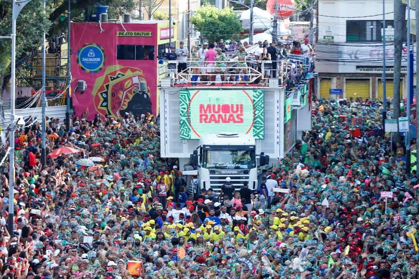 Capa: Na passagem d’As Muquiranas, foliões comentam ausência das pistolas de água