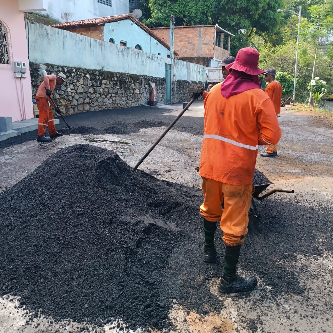 Capa: Travessa no Garcia recebe recapeamento asfáltico