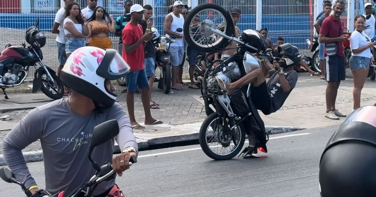 Capa: Sem camisa, de bermuda e sandálias penduradas nos pés: evento de manobras com motos causa transtornos em Salvador