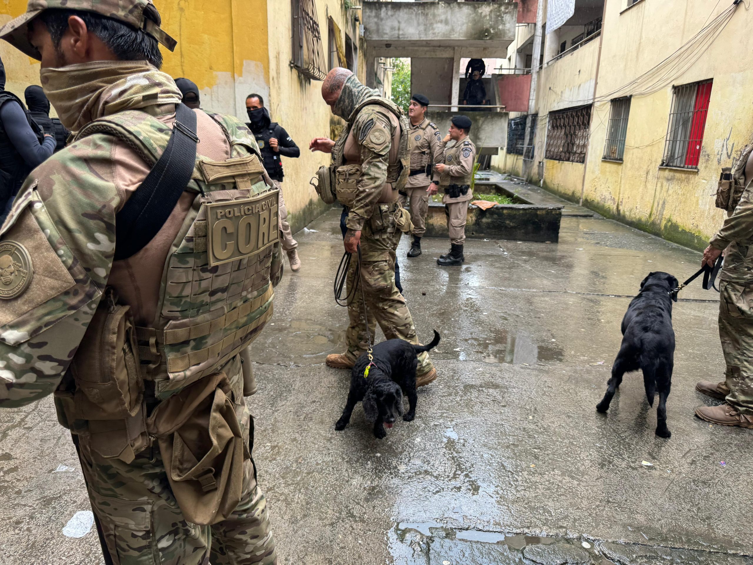 Capa: Conjunto habitacional controlado pelo tráfico em Salvador é alvo de operação da polícia