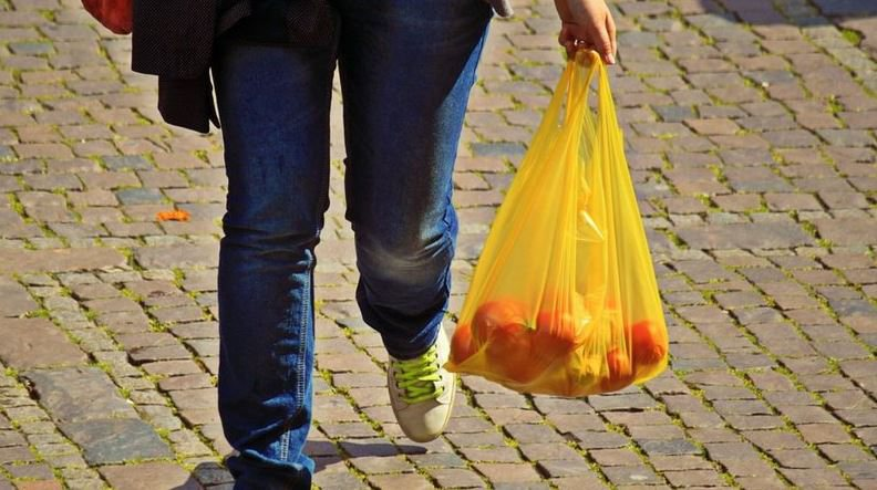 Capa: Lei que obriga lojas a oferecerem sacolas plásticas recicláveis é sancionada em Salvador