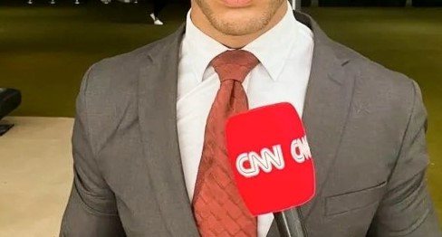 Capa: Repórter da CNN pula de prédio após ser pego no flagra por namorado