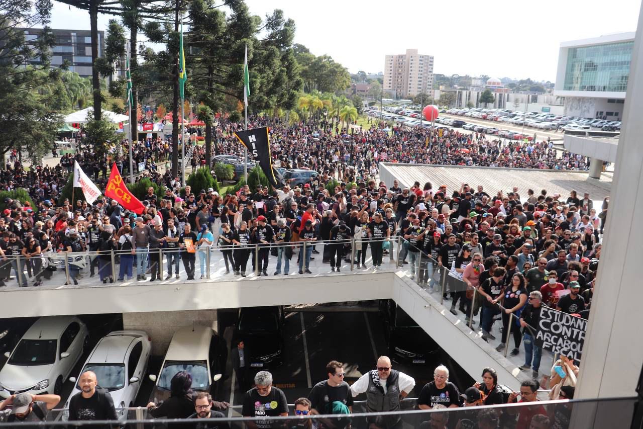 Capa: Manifestantes invadem Assembleia Legislativa do Paraná e tentam impedir projeto que privatiza gestão de escolas