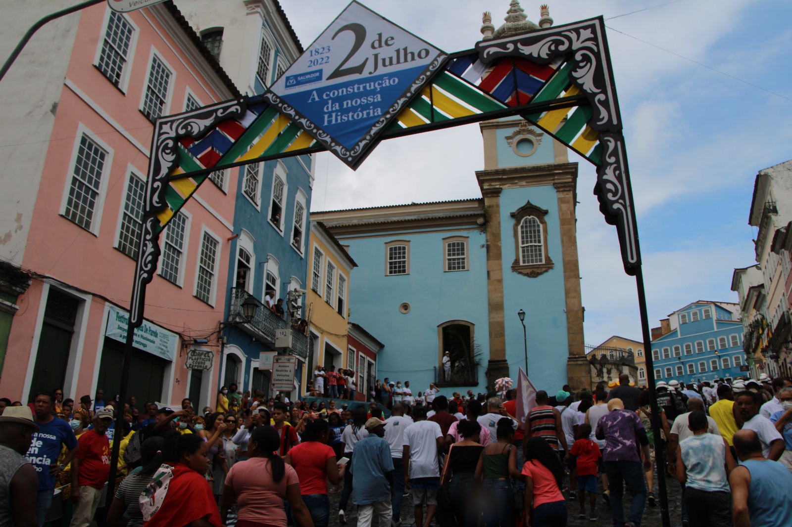 Capa: Adolescente que se perdeu durante desfile do 2 de Julho é encontrada pela polícia