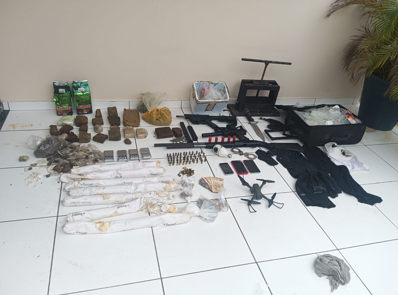 Capa: Polícias da Bahia e Minas apreendem armas, drone e drogas em Cândido Sales