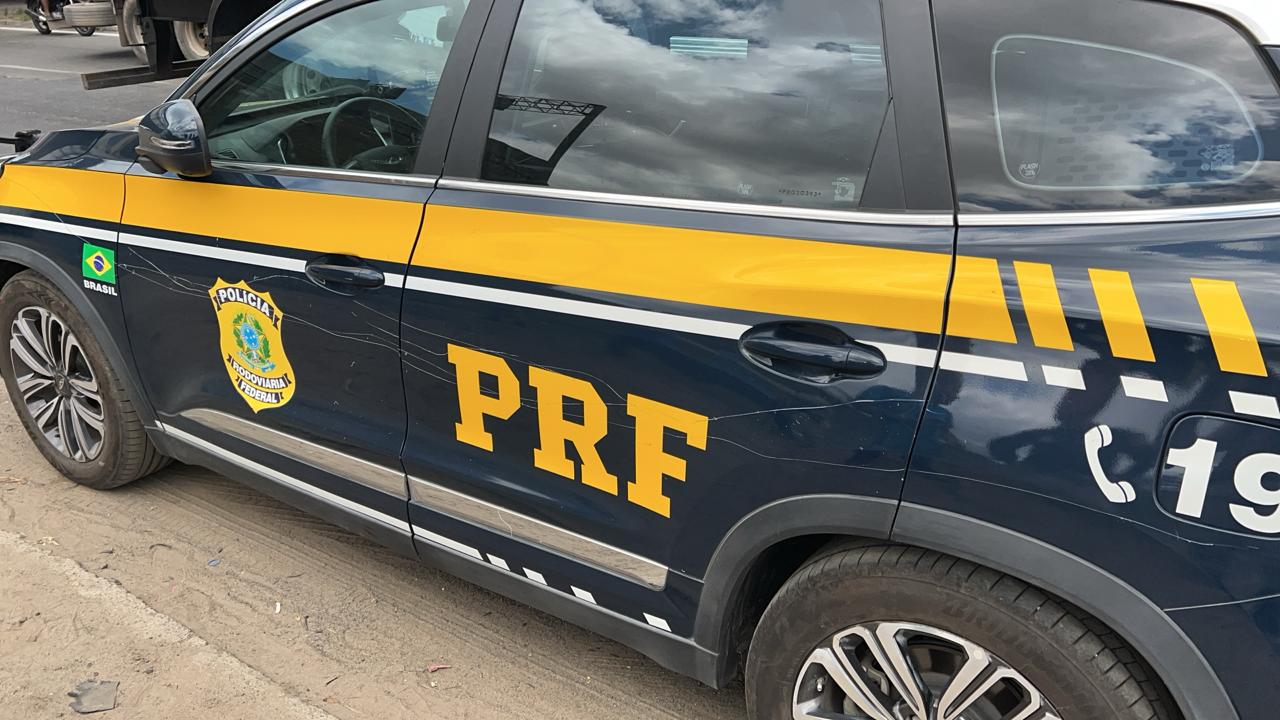 Capa: Suspeitos de danificar viatura da PRF em Feira de Santana são identificados pela Polícia Civil