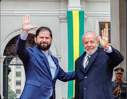 Capa: Lula é vaiado durante visita ao Chile