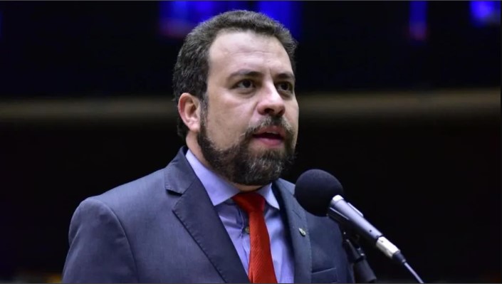 Capa: Uso de linguagem neutra no Hino Nacional em comício de Boulos será investigado pela polícia de São Paulo