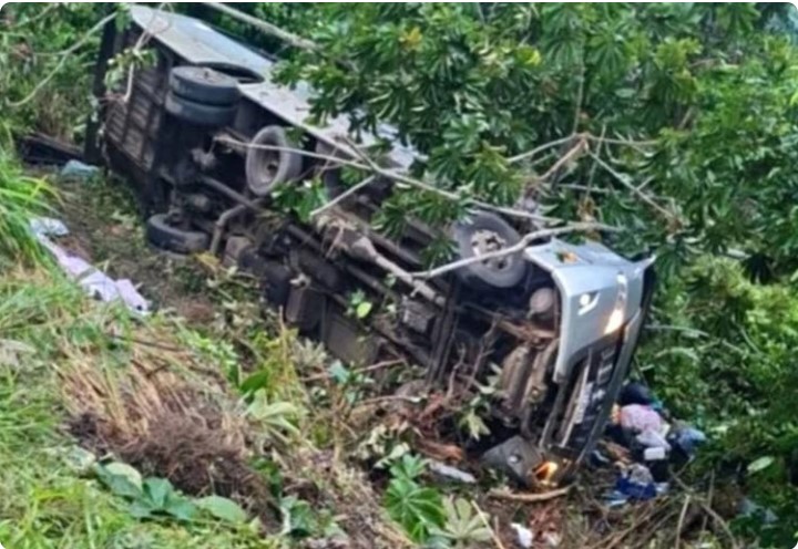 Capa: Ônibus cai em ribanceira e 4 passageiros morrem na Bahia