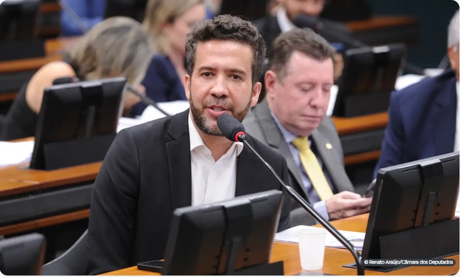 Capa: PF indicia deputado Janones por suspeita de esquema de “rachadinha”