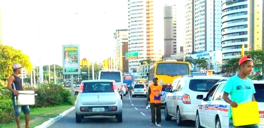 Capa: Atenção, jovens trabalhando na pista