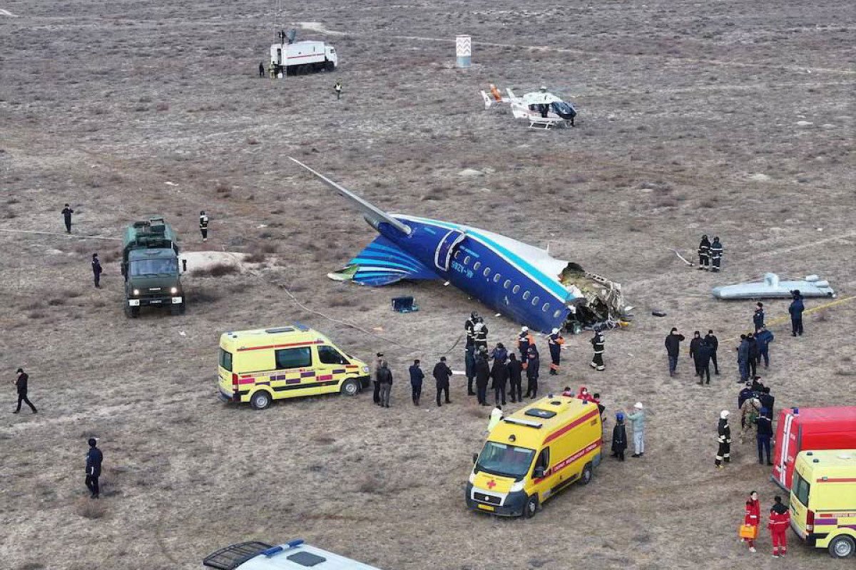 Capa: Avião com quase 70 pessoas a bordo cai no Cazaquistão