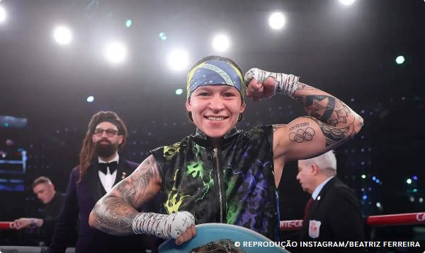 Capa: Bia Ferreira bate francesa e mantém cinturão de campeã mundial de boxe