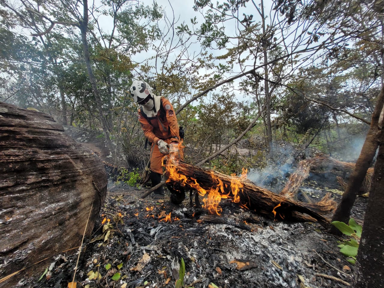 Capa: Bombeiros extinguem incêndios florestais em Mirangaba