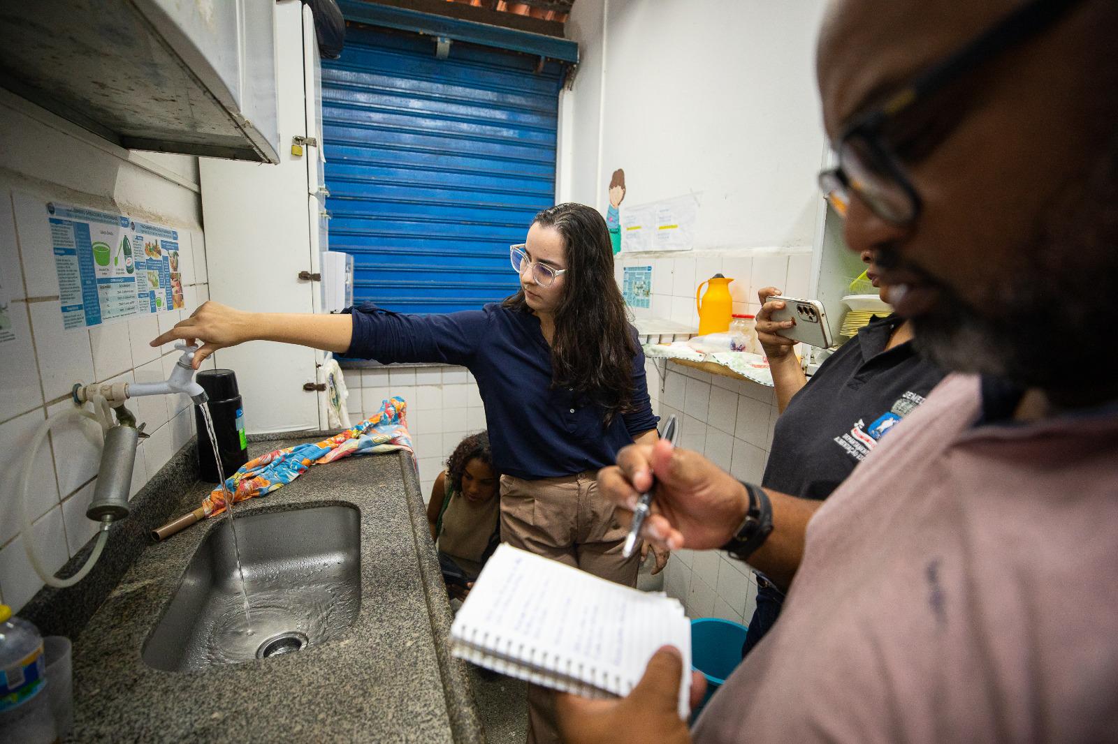 Capa: Prefeitura de Lauro de Freitas propõe adequação para que escolas produzam merendas em suas unidades