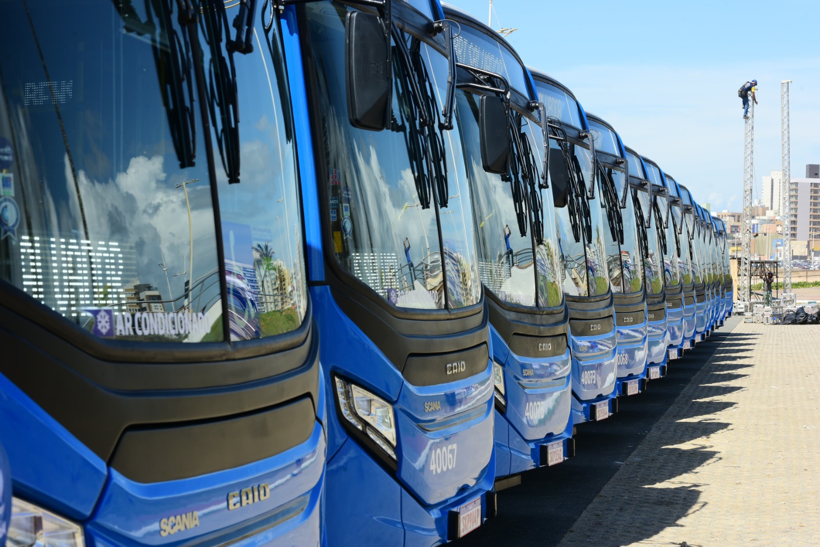 Capa: Prefeitura de Salvador entrega mais 40 ônibus com ar-condicionado