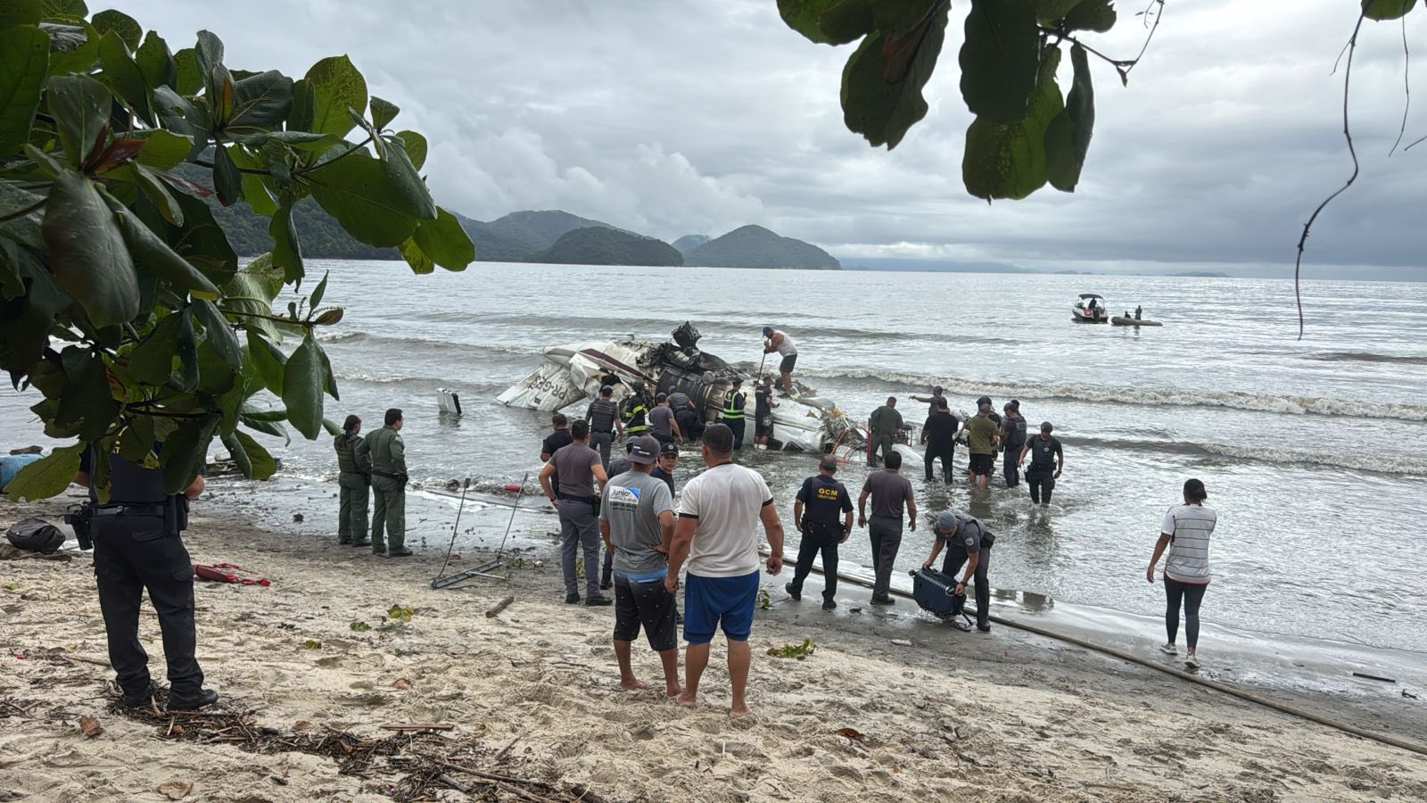 Capa: Avião sai da pista e deixa seis vítimas em Ubatuba