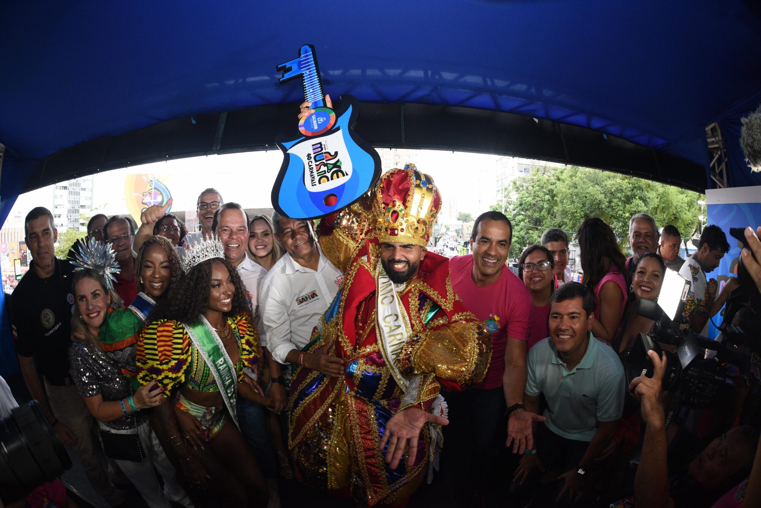 Capa: Prefeito Bruno Reis entrega chave da cidade ao Rei Momo e abre oficialmente o Carnaval de Salvador