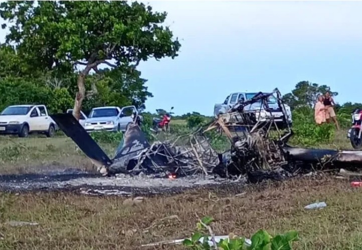 Capa: Avião de pequeno porte cai em Prado; passageiro morre e piloto é socorrido de helicóptero