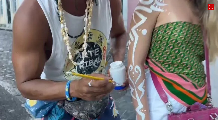 Capa: Homem é preso por cobrar R$ 250 em pintura corporal para turista